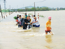 Tại Bình Định, hàng ngàn ngôi nhà vẫn ngập sâu trong nước lũ.